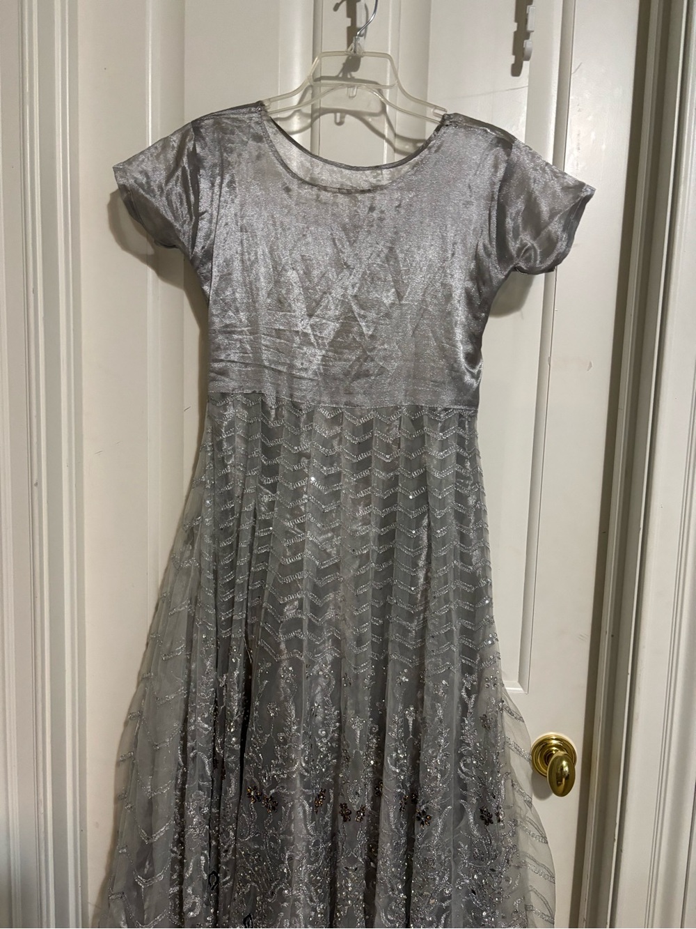Women’s  long gown in silver color . Size small/‘medium.